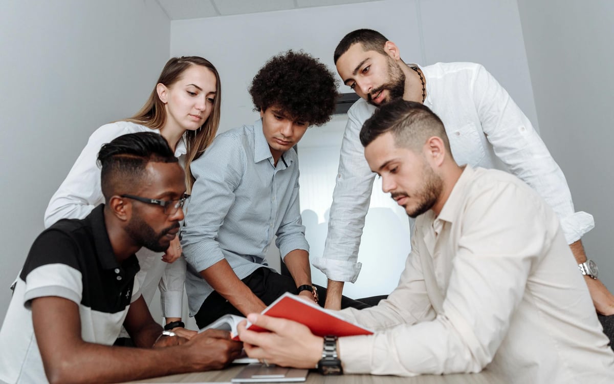 Equipe em reunião estratégica para projeto digital